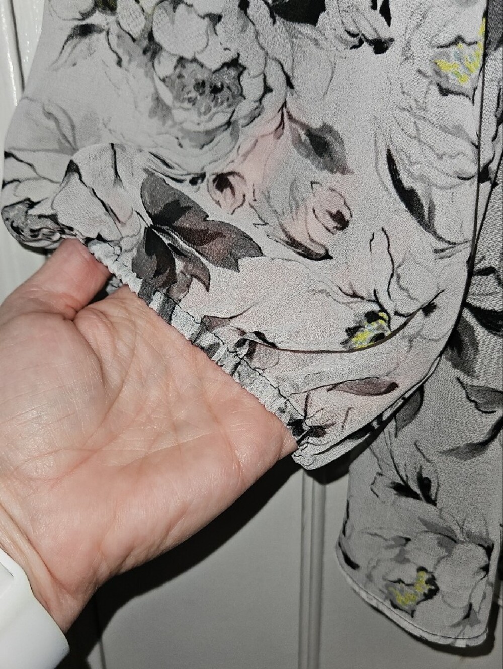 White House Black Market Black and White Floral Off-Shoulder Blouse - Picture 6 of 7